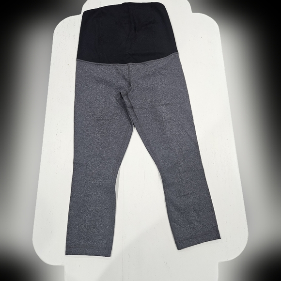 Ingrid & Isabel Active Capri Maternity Pants Leggings Over Belly. Size Med Grey - Picture 4 of 6